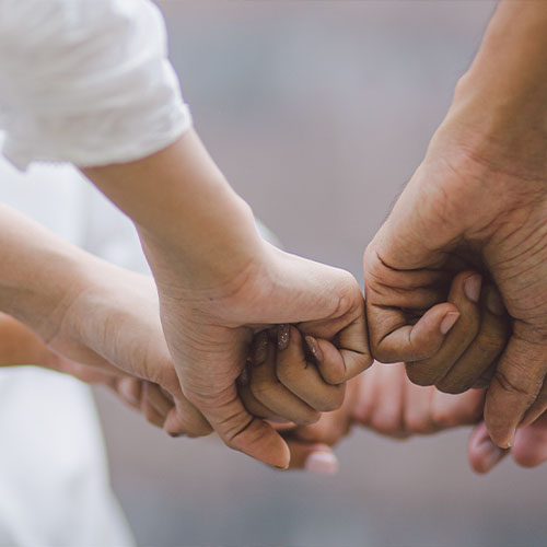 Hænder der viser sammenhold i kampen mod chikane på arbejdspladsen