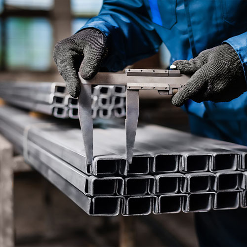 Fokus på sikkerhed, også når medarbejder måler godstykkelse