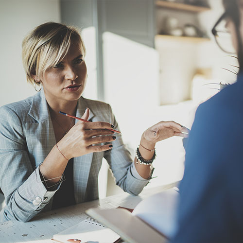 Medarbejdersamtaler - ledelsesværtøjer. Illustration af samtale