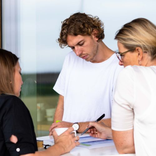 På tværs af generationer. Der diskuteres i grupper.