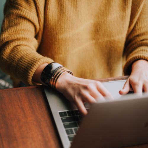 Hjemmearbejde - medarbejder ved pc.