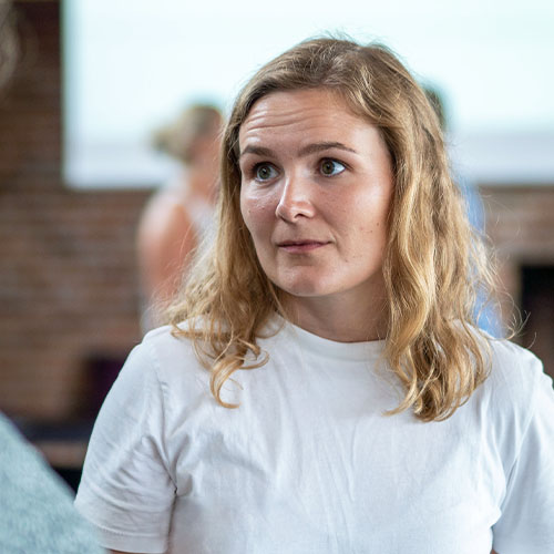 Sørgmodig kvinde taler om stress og skam