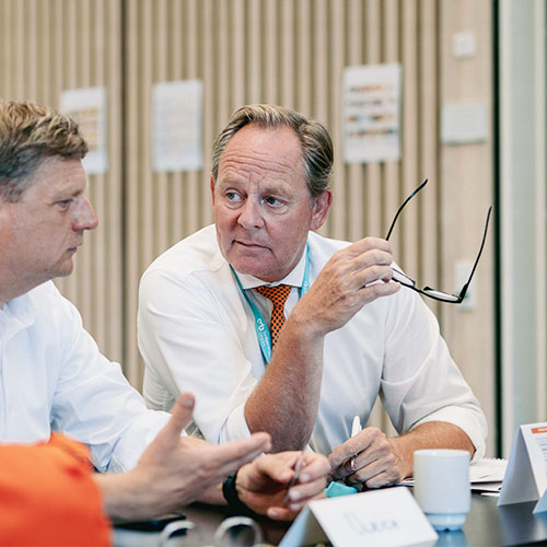 To mænd taler sammen